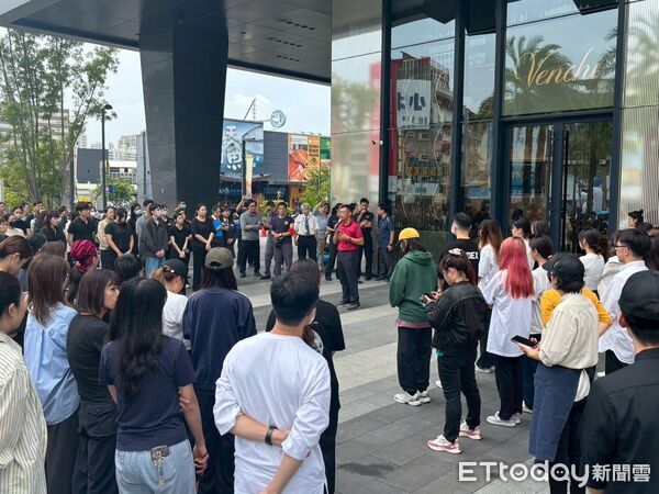 ▲新光三越小北門店在開幕前進行消防演練，消防人員現場指導應變流程。（圖／記者林東良翻攝，下同）