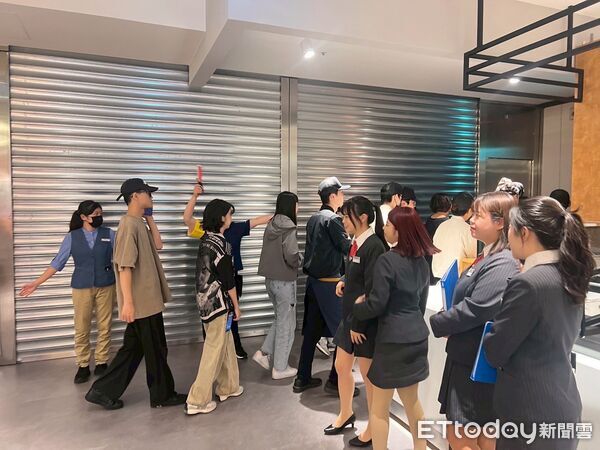 ▲新光三越小北門店在開幕前進行消防演練，消防人員現場指導應變流程。（圖／記者林東良翻攝，下同）