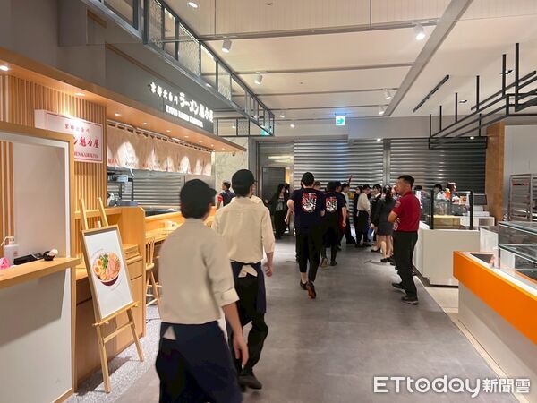 ▲新光三越小北門店在開幕前進行消防演練，消防人員現場指導應變流程。（圖／記者林東良翻攝，下同）