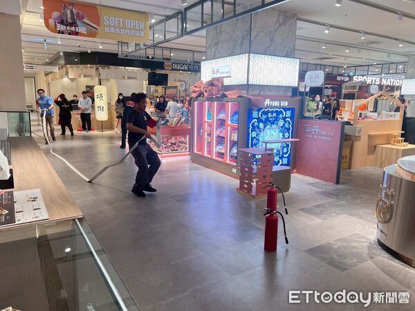 ▲新光三越小北門店在開幕前進行消防演練，消防人員現場指導應變流程。（圖／記者林東良翻攝，下同）