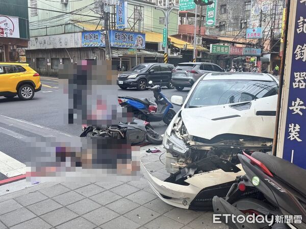 ▲▼             土城轎車衝撞5輛機車，至少7人受傷。（圖／民眾提供，下同）