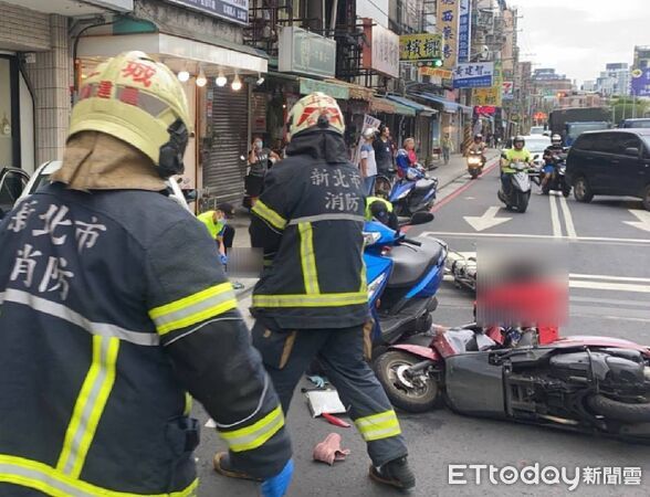 ▲▼             土城轎車衝撞5輛機車，至少7人受傷。（圖／民眾提供，下同）