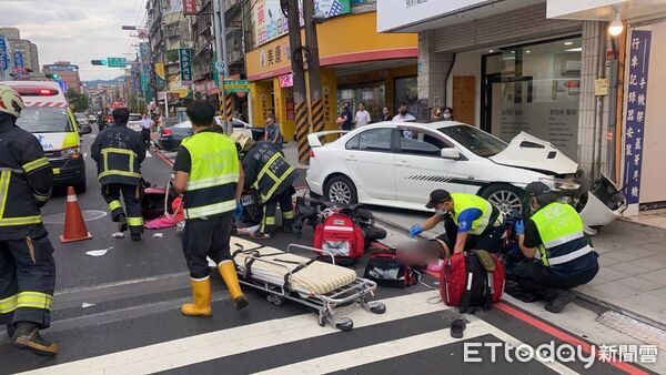 ▲▼             土城轎車衝撞5輛機車，至少7人受傷。（圖／民眾提供，下同）