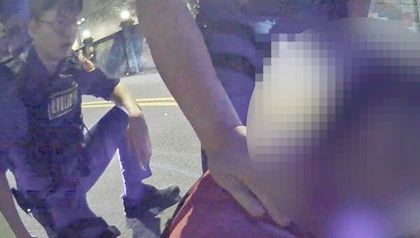 ▲桃園警方昨晚在桃園區宏昌十三街巡邏時，一名男子刻意躲至車輛後面藏匿被察覺，員警欲攔查時與警方發生拉扯。（圖／桃園警方提供）