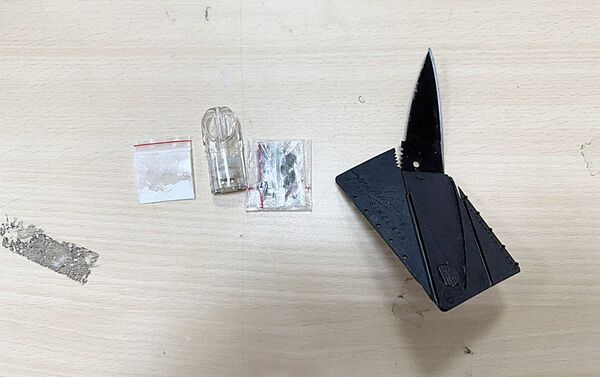 ▲桃園警方在王姓男子身上起出名片刀、二級毒品依托咪酯（喪屍煙彈）、安非他命等毒品證物。（圖／桃園警方提供）