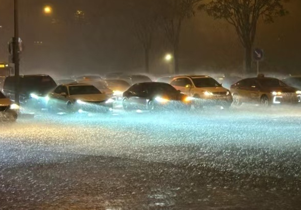 ▲北京再度遇暴雨。（圖／翻攝自微博）