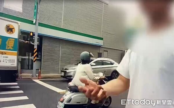 ▲台南第六分局金華派出所員警在健康路查獲一名4條通通緝犯。（圖／記者林東良翻攝，下同）