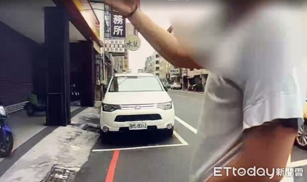 ▲台南第六分局金華派出所員警在健康路查獲一名4條通通緝犯。（圖／記者林東良翻攝，下同）