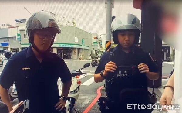 ▲台南第六分局金華派出所員警在健康路查獲一名4條通通緝犯。（圖／記者林東良翻攝，下同）