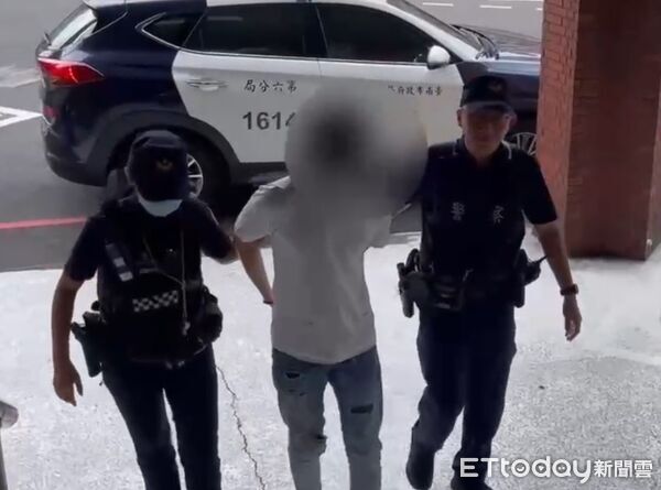 ▲台南第六分局金華派出所員警在健康路查獲一名4條通通緝犯。（圖／記者林東良翻攝，下同）