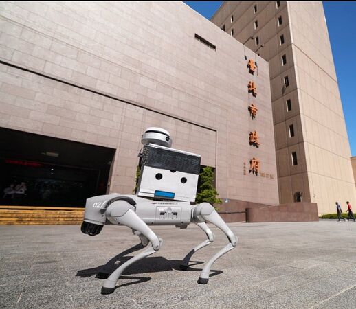 ▲▼台北市近日將引進「智能機器狗」協助巡防，並稱能360度建模、精準定位設施。（圖／李四川臉書）