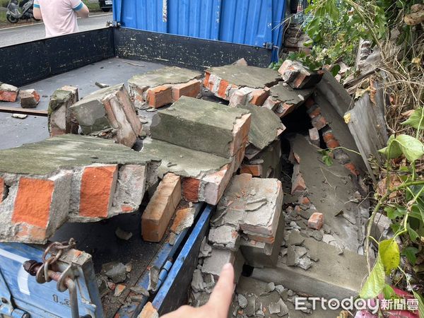 ▲▼清水農會圍牆無預警倒塌，壓毀2輛車子。（圖／民眾提供，下同）