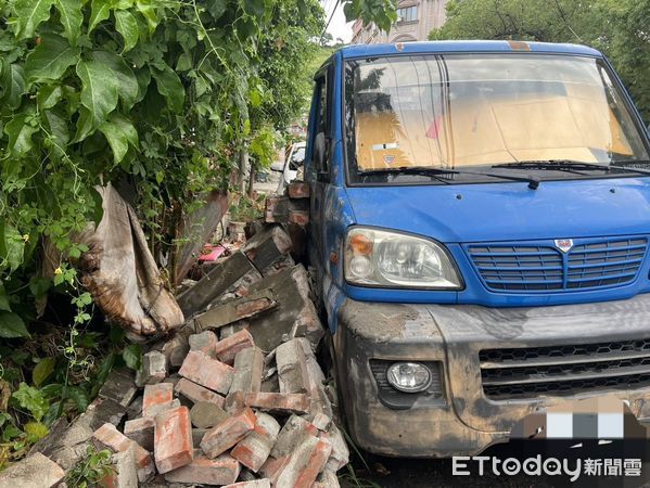 ▲▼清水農會圍牆無預警倒塌，壓毀2輛車子。（圖／民眾提供，下同）