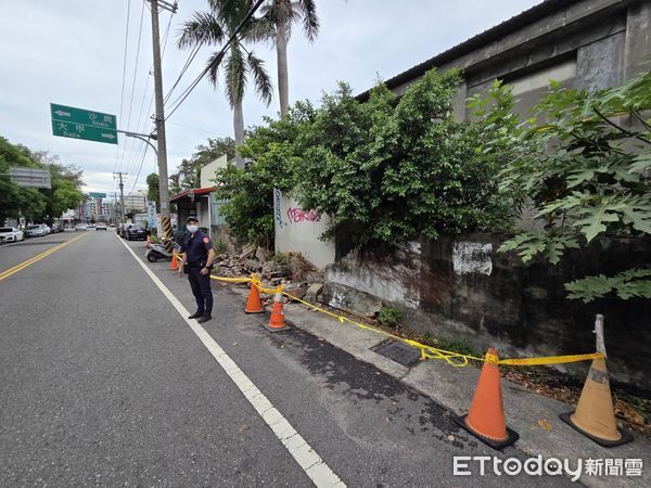 ▲▼清水農會圍牆無預警倒塌，壓毀2輛車子。（圖／民眾提供，下同）