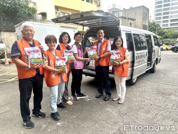 ▲台電台南區處舉行中元普渡，處長黃明舜率同仁虔誠祭拜。（圖／記者林東良翻攝，下同）