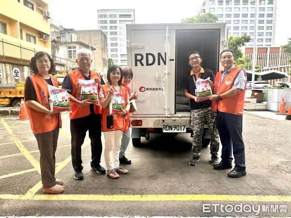 ▲台電台南區處舉行中元普渡，處長黃明舜率同仁虔誠祭拜。（圖／記者林東良翻攝，下同）