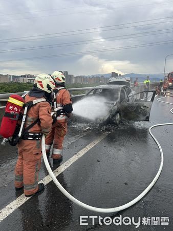 ▲▼汽車停在路肩燒成廢鐵。（圖／記者楊永盛翻攝）