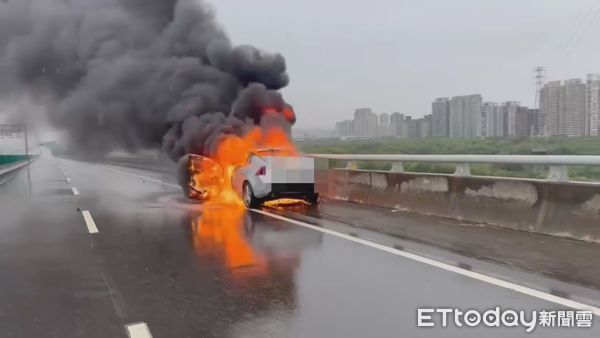 ▲▼汽車停在路肩燒成廢鐵。（圖／記者楊永盛翻攝）
