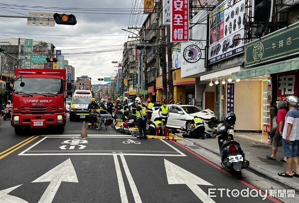 ▲無照的楊男逆向衝至對向撞到6部機車，表示因車輛機械故障造成。（圖／記者陸運陞翻攝）