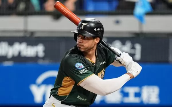 ▲魔鷹、王博玄         。（圖／台鋼雄鷹提供）