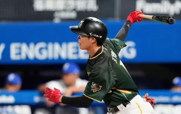 ▲魔鷹、王博玄         。（圖／台鋼雄鷹提供）