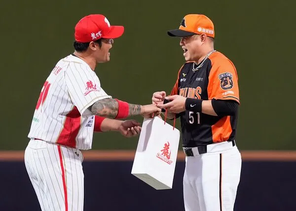 ▲林智勝與胡金龍。（圖／味全龍提供）