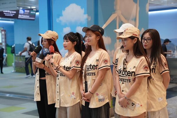 ▲樂天女孩們前往美國。（圖／樂天桃猿）