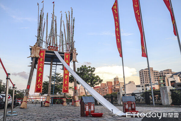 ▲安平靈濟殿孤棚祭，特殊孤棚外觀被譽為「全台唯一」。（圖／記者林東良翻攝，下同）