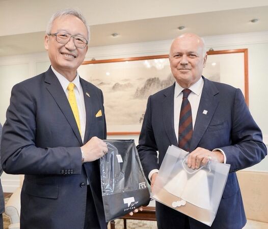 ▲▼外交部政務次長吳志中（左）與團長英國國會史密斯（Sir Iain Duncan Smith）下議員相互贈禮。（圖／外交部提供）