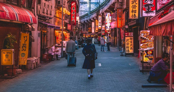 年金生活的高齡母親因女兒連續三度求助學費，生活壓力倍增。（示意圖／Pixabay）