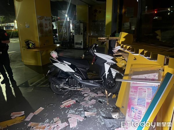 ▲▼20歲女大生深夜騎車失控猛撞彩券行大門　當場昏迷送醫搶救。（圖／記者賴文萱翻攝）