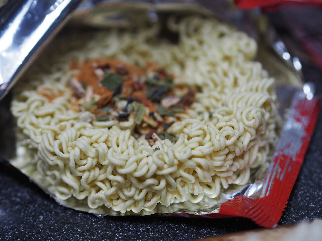 上班偷吃1碗泡麵　超商店員被判刑4個月