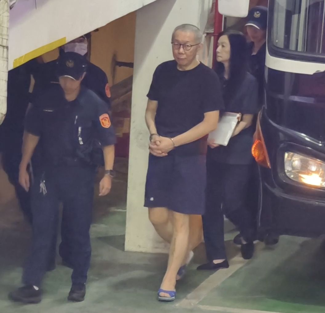 ▲▼台北地院今（28日）審理京華城案，提訊在押被告柯文哲與應曉薇，柯妻陳佩琪旁聽後受訪，露出笑容。同案被告威京集團主席沈慶京提前離庭去醫院做預定的治療，揮手回應向他打氣的柯粉。（圖／記者黃哲民攝）