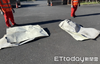 天外飛來鐵皮!國5黑色轎車閃不過慘被擊中 滿車傷痕畫面曝