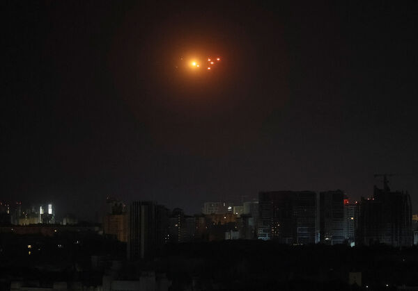 ▲▼圖為俄羅斯無人機來襲，烏克蘭軍方開火攔截 。（圖／路透）