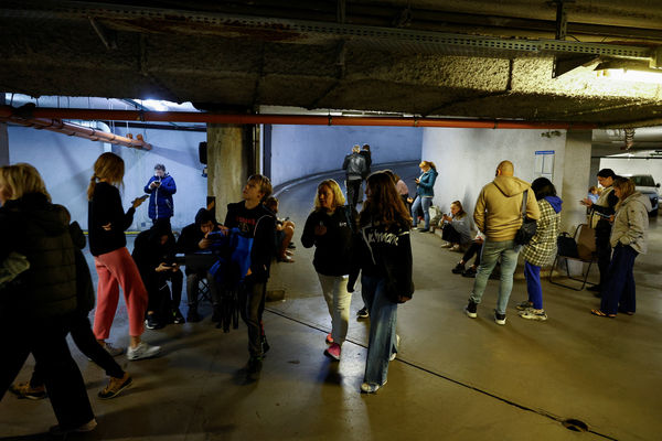 ▲▼在俄羅斯發動大規模空襲期間，烏克蘭基輔民眾躲進地下停車場。（圖／路透）