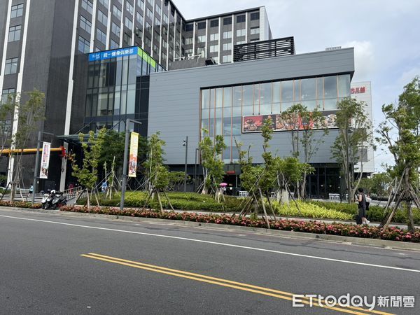 ▲新光三越台南小北門店29日試營運，市府交通局已完成周邊道路改善。（記者林東良翻攝，下同）