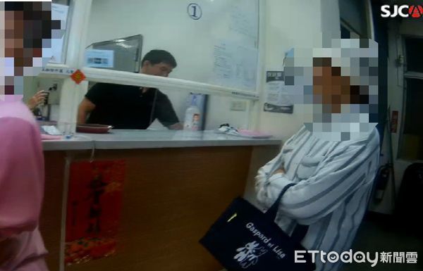 ▲屏東警分局員警勸阻鍾婦解除百萬定存。（圖／記者陳崑福翻攝）