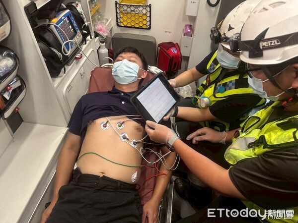 ▲▼線上經花蓮慈濟醫院醫師判讀為心室性心搏過速，由高級救護技術員給予患者抗心律不整藥物靜脈滴注。（圖／花蓮縣消防局提供，下同）