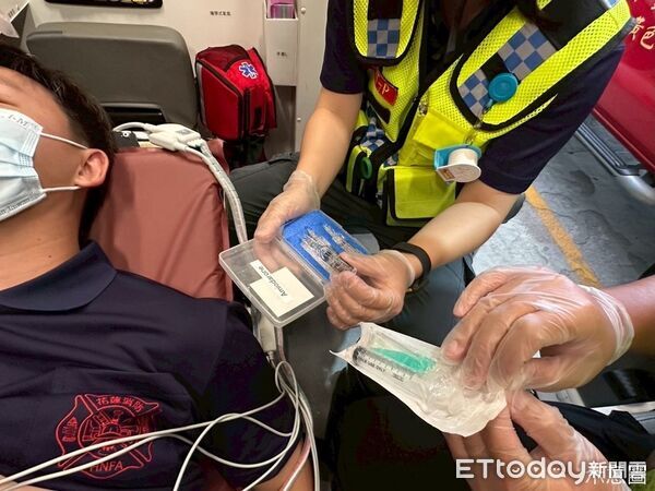 ▲▼線上經花蓮慈濟醫院醫師判讀為心室性心搏過速，由高級救護技術員給予患者抗心律不整藥物靜脈滴注。（圖／花蓮縣消防局提供，下同）