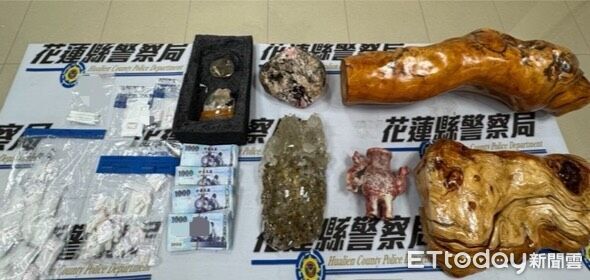 ▲專案小組展開同步行動，分別於4處實施搜索，起出贓物、毒品及現金。（圖／花蓮縣警察局提供，下同）