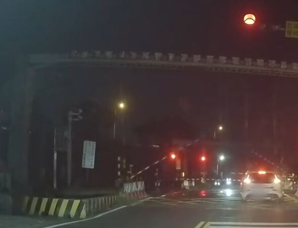 ▲台南永康四維路平交道驚見自小客車闖越，鐵警將調閱監視器釐清。（圖／翻攝自/threads/ adin9119，下同）