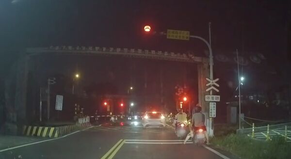 ▲台南永康四維路平交道驚見自小客車闖越，鐵警將調閱監視器釐清。（圖／翻攝自/threads/ adin9119，下同）