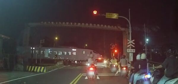 ▲台南永康四維路平交道驚見自小客車闖越，鐵警將調閱監視器釐清。（圖／翻攝自/threads/ adin9119，下同）