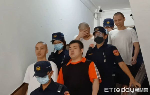 ▲▼為了千元債務，男子劉宗仁（後排右），夥同友人李立國（後排左、遮臉）、簡建國（前排左）、莊賀程（前排右），害死另一名男子。（圖／記者吳銘峯攝）