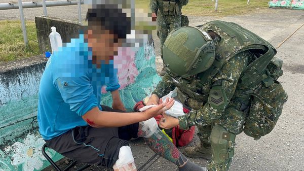 ▲民眾自摔，醫務上兵蔡琇圯協助救護包紮。（圖／記者唐詠絮翻攝）