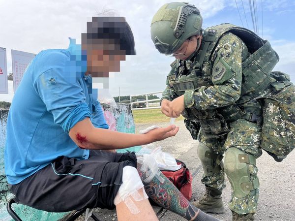 ▲民眾自摔，醫務上兵蔡琇圯協助救護包紮。（圖／記者唐詠絮翻攝）