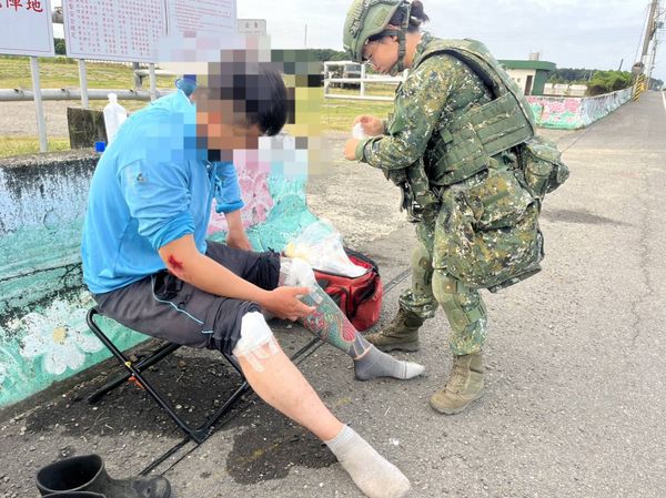 ▲民眾自摔，醫務上兵蔡琇圯協助救護包紮。（圖／記者唐詠絮翻攝）