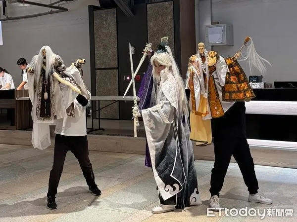 ▲霹靂布袋戲帶著戲偶、Coser一同登上郵輪。（圖／記者黃庠棻攝）