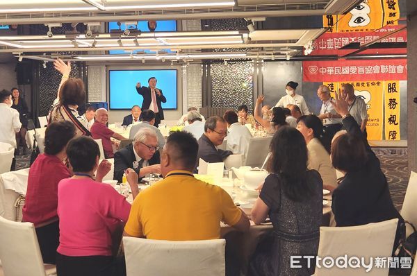 ▲愛盲協會邀請藝群醫學美容集團董事長王正坤醫師分享全球醫美趨勢與副作用防範。（記者林東良翻攝，下同）